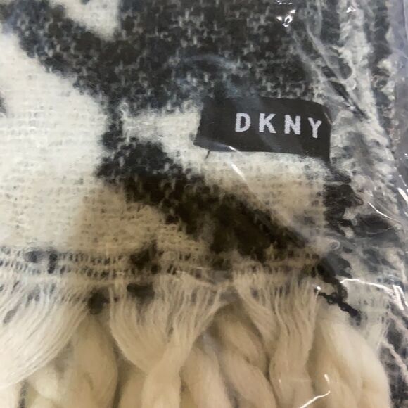 DKNY Oversized Houndstooth Scarf - Picture 5 of 5